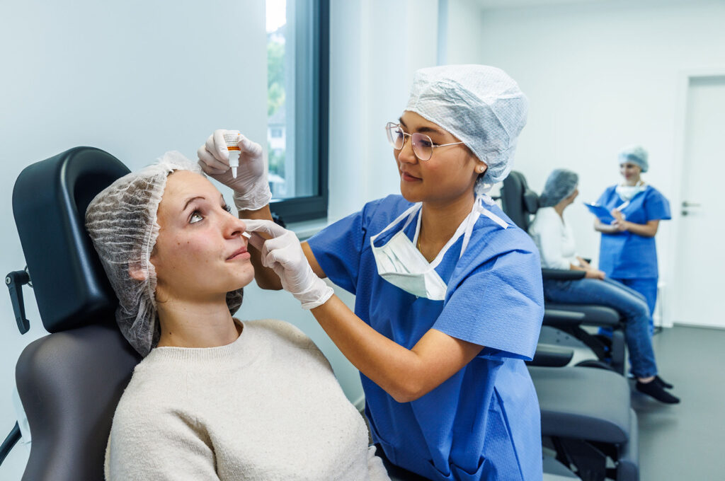 Hygienisch vorbereiteter OP-Bereich für ambulante Augenoperationen und moderne Augenchirurgie.