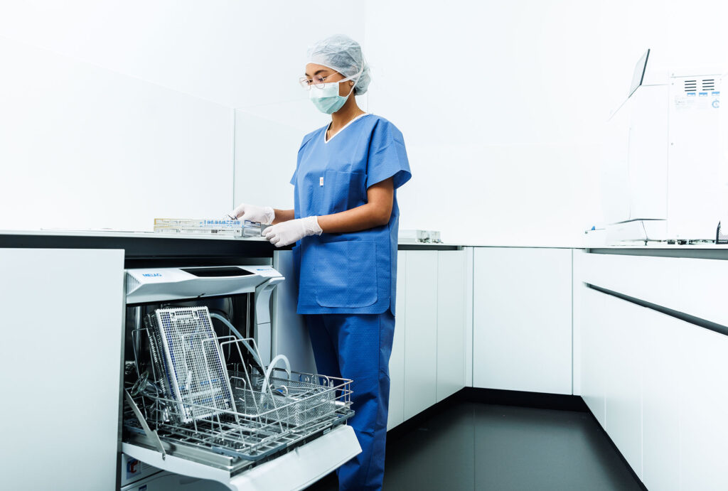 Hygienebereich des Augen-OP-Zentrums zur Vorbereitung auf sichere operative Eingriffe am Auge.