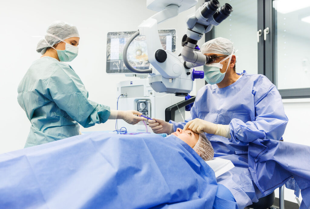 Moderne medizinische Ausstattung im Augen-OP-Bereich für präzise und sorgfältig durchgeführte Augenoperationen.