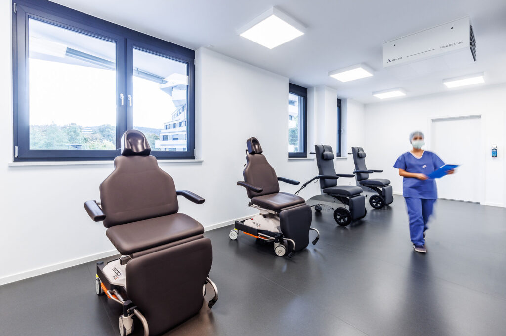 Aufwachraum im Augen-OP-Zentrum zur Erholung und medizinischen Überwachung nach einer ambulanten Augenoperation.