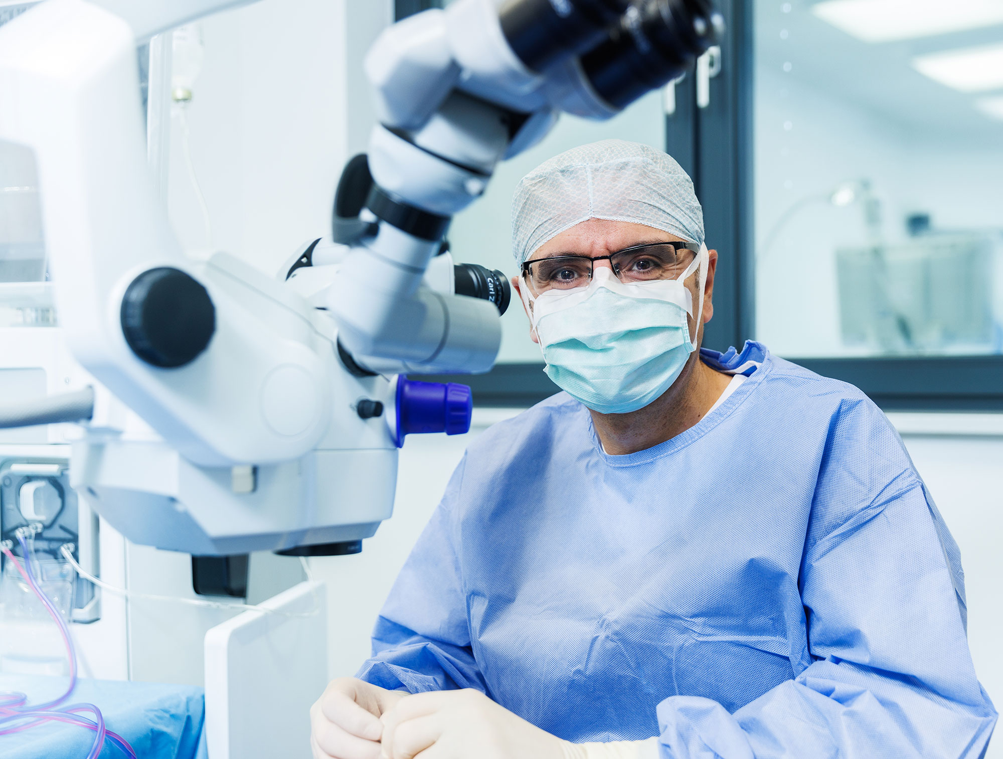 Chefarzt Mohamed Afia im modernen OP-Bereich für innovative Augenoperationen und präzise Augenchirurgie.