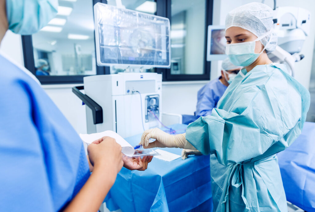 Medizinisches OP-Team im Augen-OP-Zentrum bei der Vorbereitung einer augenchirurgischen Behandlung.