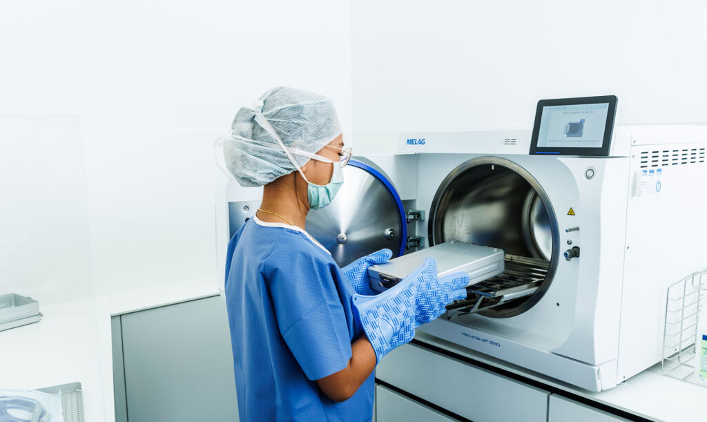 Vorbereitungsbereich für ambulante Augenoperationen mit strukturierten Abläufen und hohen Hygienestandards.