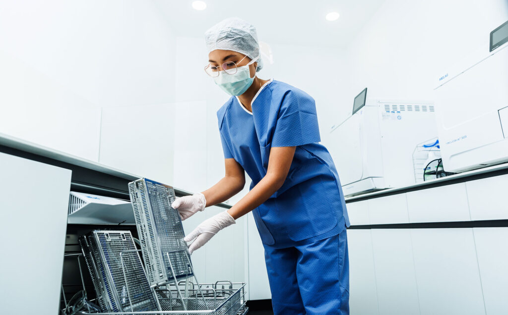 Sterilbereich im Augen-OP-Zentrum zur hygienischen Vorbereitung medizinischer Instrumente für Augenoperationen.