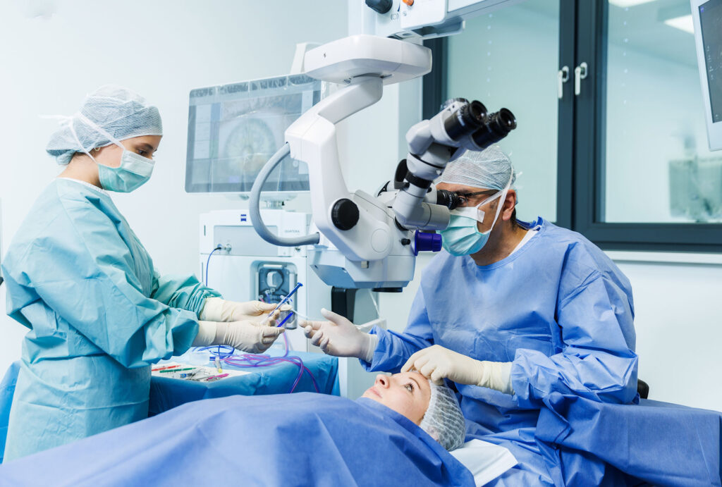 Moderner Operationssaal für ambulante Augenoperationen mit hochwertiger medizinischer Ausstattung.