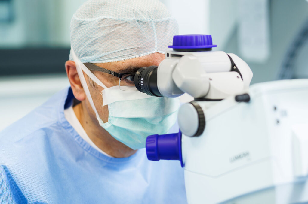 Mohamed Afia, Chefarzt für Augenchirurgie, im modernen Augen-OP-Zentrum mit höchsten Qualitätsansprüchen.