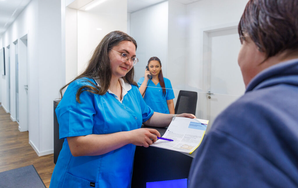 Patientenbetreuung vor- und nach der Augen-OP im Aufwachraum des modernen Augen-OP-Zentrums.